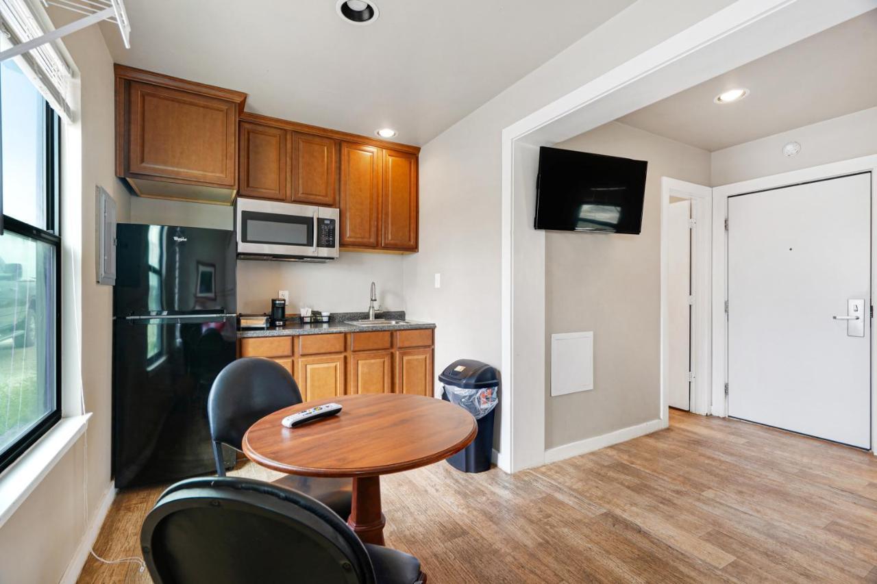The Resource Inn -Big Lake Tx Экстерьер фото